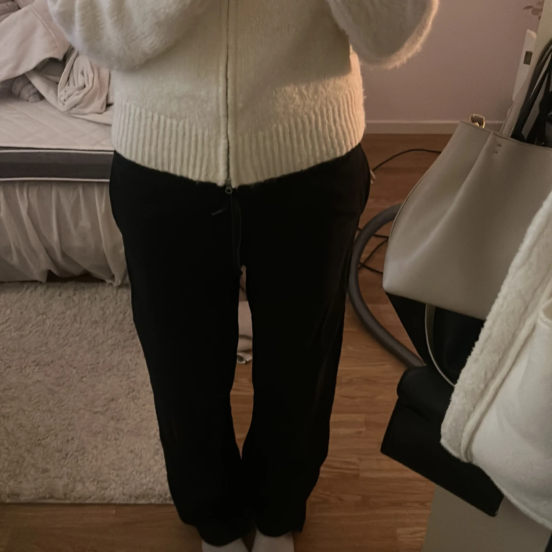 Svarta mjukisbyxor från Gina Tricot - 1