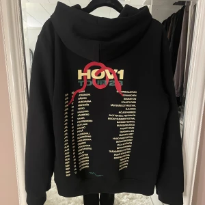 Hov1 tröja 2023 - Hov1 tröjan från 2023 som jag knappt har andvändit jättefint skick och undrar hur mycket jag kan gå för den 