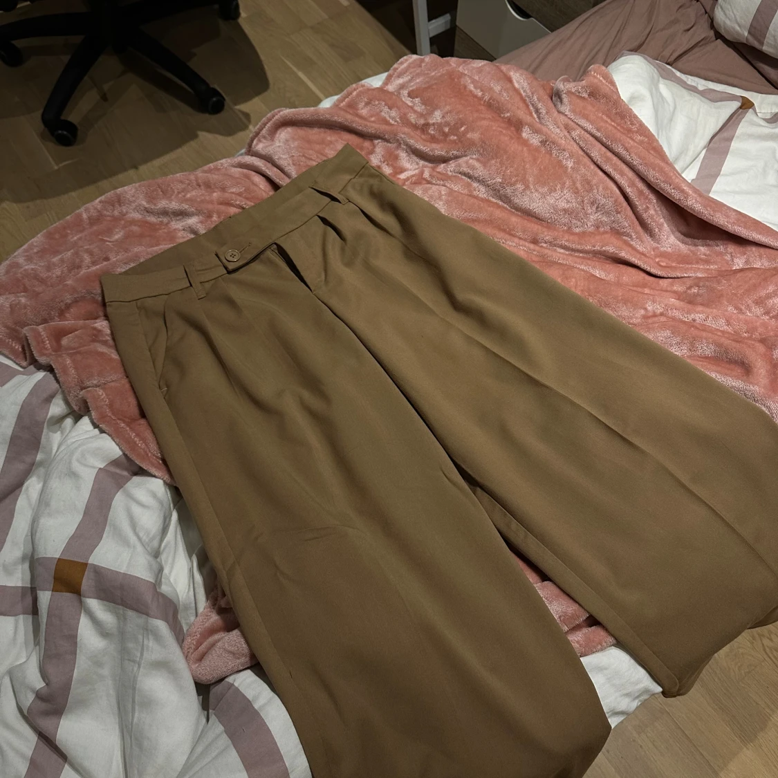 lågmidjade kostymbyxor