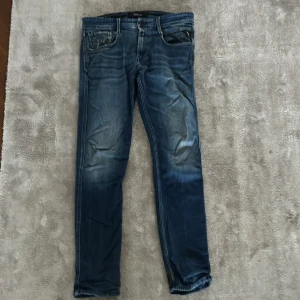 Replay jeans  - Feta replay anbass jeans o storlek 29:30. Jeansen är i helt okej skick. 