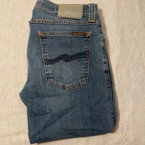 Blå jeans från Nudie Jeans - | märke: Nudie Jeans | plagg: jeans | skick: 9/10 | storlek: W29 L34 | nypris: 1500kr | mitt pris: 349kr | färger: ljusblå | pris kan diskuteras | hör av dig vid minsta fråga eller fundering // MatteoResell |