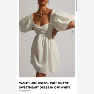 Vit puffärmad blus med volym - Superfin vit blus med stora puffärmar och fyrkantig ringning. Modellen är luftig och har en lätt utställd passform med rynkade detaljer under bysten. Perfekt för dig som vill sticka ut med en trendig och romantisk look. Tillverkad i bomull för en skön känsla.