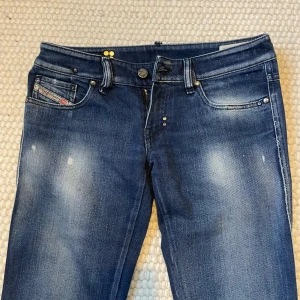 Diesel jeans💙 - Säljer ett par snygga blå jeans från Diesel. De slitna detaljer och skit cool tvätt!  Jeansen är stretchiga och bekväma. Märket Diesel syns tydligt på bakfickan. Skriv för fler frågor/bilder! 💙
