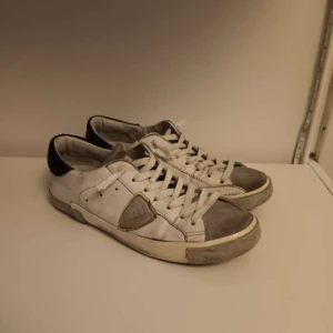 Vita Philippe Model - Säljer ett par vita philippe Model i vit, de är inte så slitna mästa dels på snörena kan gå ner i pris vid snabb affär 