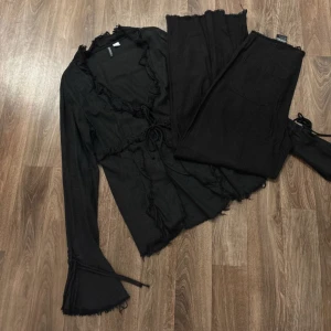 Linne set från hm - Svart linne set från hm, toppen är i storlek M och byxorna är i storlek 40, säljs ihop. 