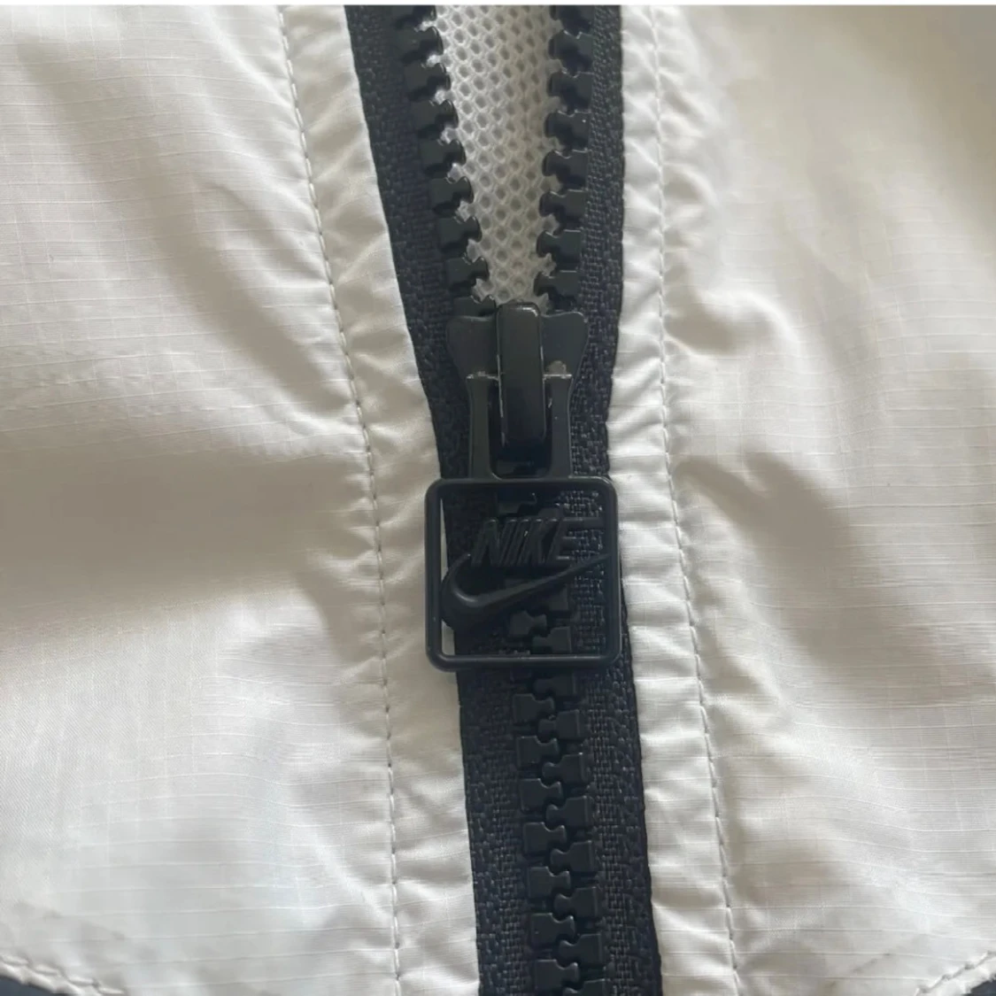 Nike svartvit vindjacka med huva L - 3