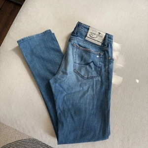 Jacob Cohen Limited Edition jeans - Blå jeans från Jacob Cohen, modell 688, Limited Edition. Storlek 32. Klassisk design, snygg tvätt och snygga detaljer. Vid eventuella frågor eller funderingar är det bara att hojta