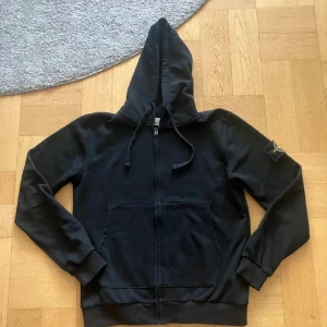 Stone Island hoodie - Riktigt fet stone Island zip-Hoodie, inga som helst defekter, passar dig som är 180-190, hör av er!