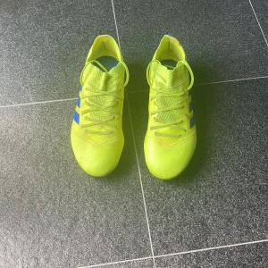 Adidas Nemeziz gula fotbollsskor - Säljer ett par Adidas Nemeziz fotbollsskor i storlek 37 1/3. Inga tecken på användning mer än att den är lite smutsig. Bara att höra av sig om man undrar något.