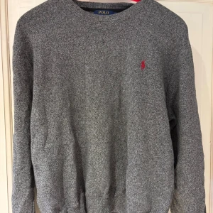 Grå stickad tröja från Polo Ralph Lauren(äkta) - Fin stackad polotröja från Polo Ralph Lauren storlek L knappt använd. 