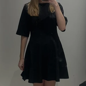 Klänning h&m - använd 1 gång bara till ett event men annars helt oanvänd. ingen defekter vad jag kan se och skriv vid frågor!!🫶🏼