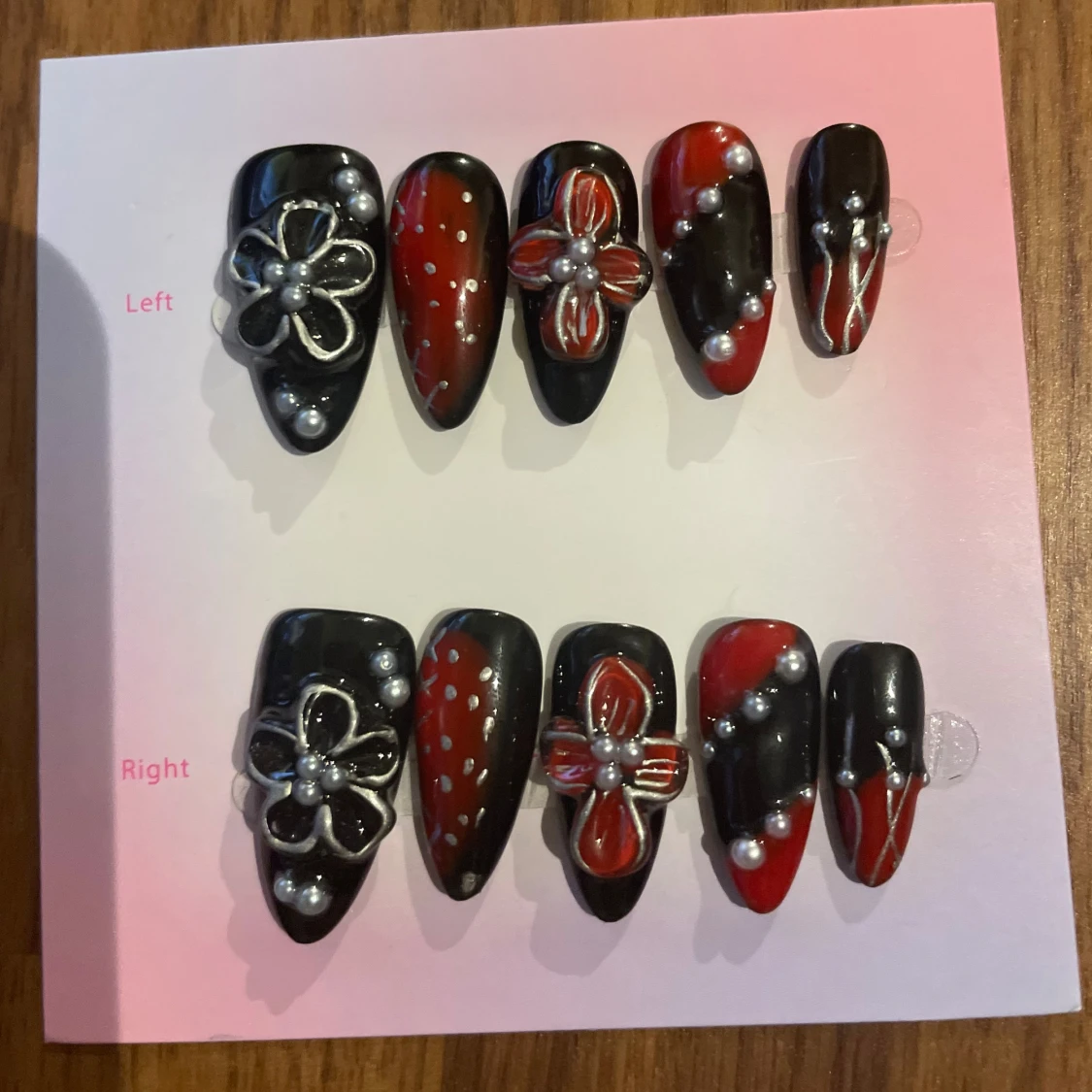 S - Svarta och röda press ons med pärlor - 1