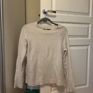Beige stickad tröja från veromoda - Säljer denna beiga stickade tröjan från Veromoda!🥰☺️☺️