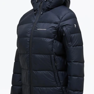 Mörkblå dunjacka från Peak Performance - Säljer min mörkblå frost down jacket från peak Performance med huva och dragkedja framtill. Jackan är vadderad och har en clean, stilren look. Perfekt till kalla vinterdagar. Endas använd en halv vinter men är som nytt skick då den inte kommer till användning! Stolek XS passar på mig som är 1,68cm, köptes för 4200kr, om fler bilder önskas är de bara att fråga!💕priset kan diskuteras!🥰