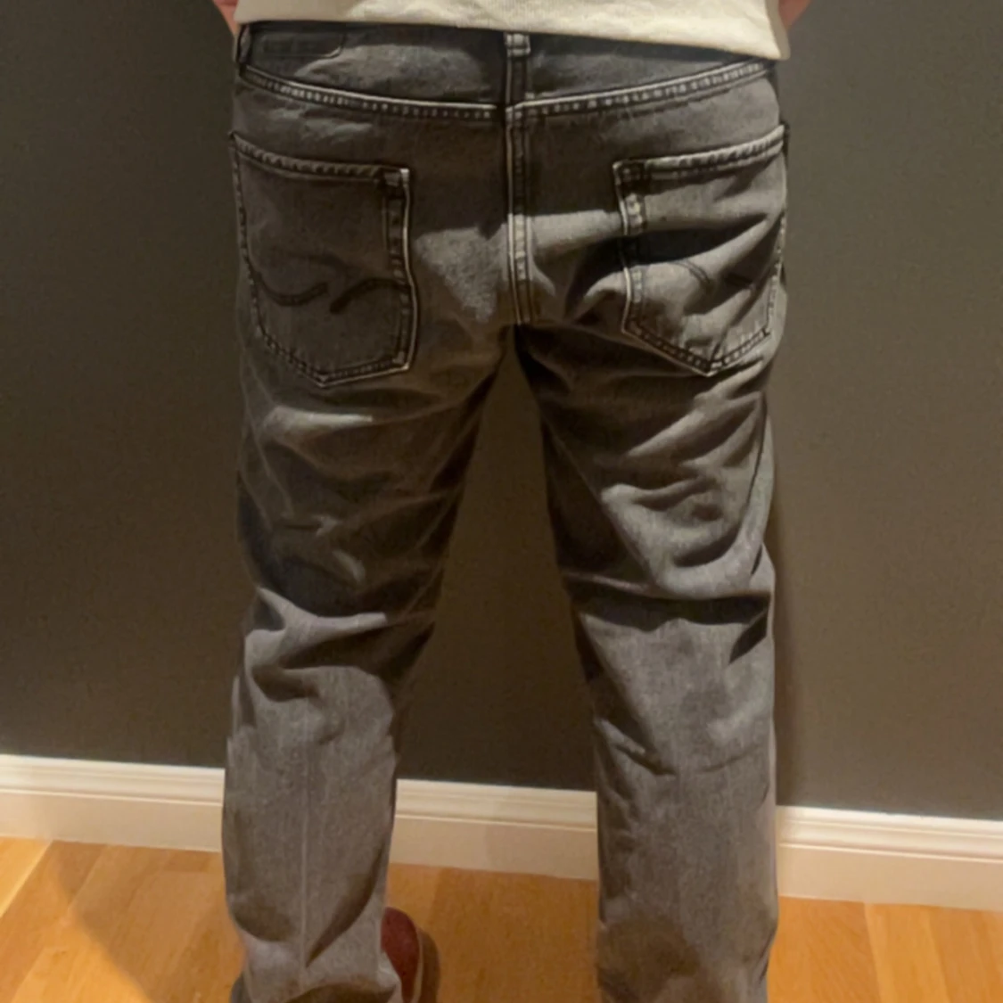 Grå jeansbyxor  - 1