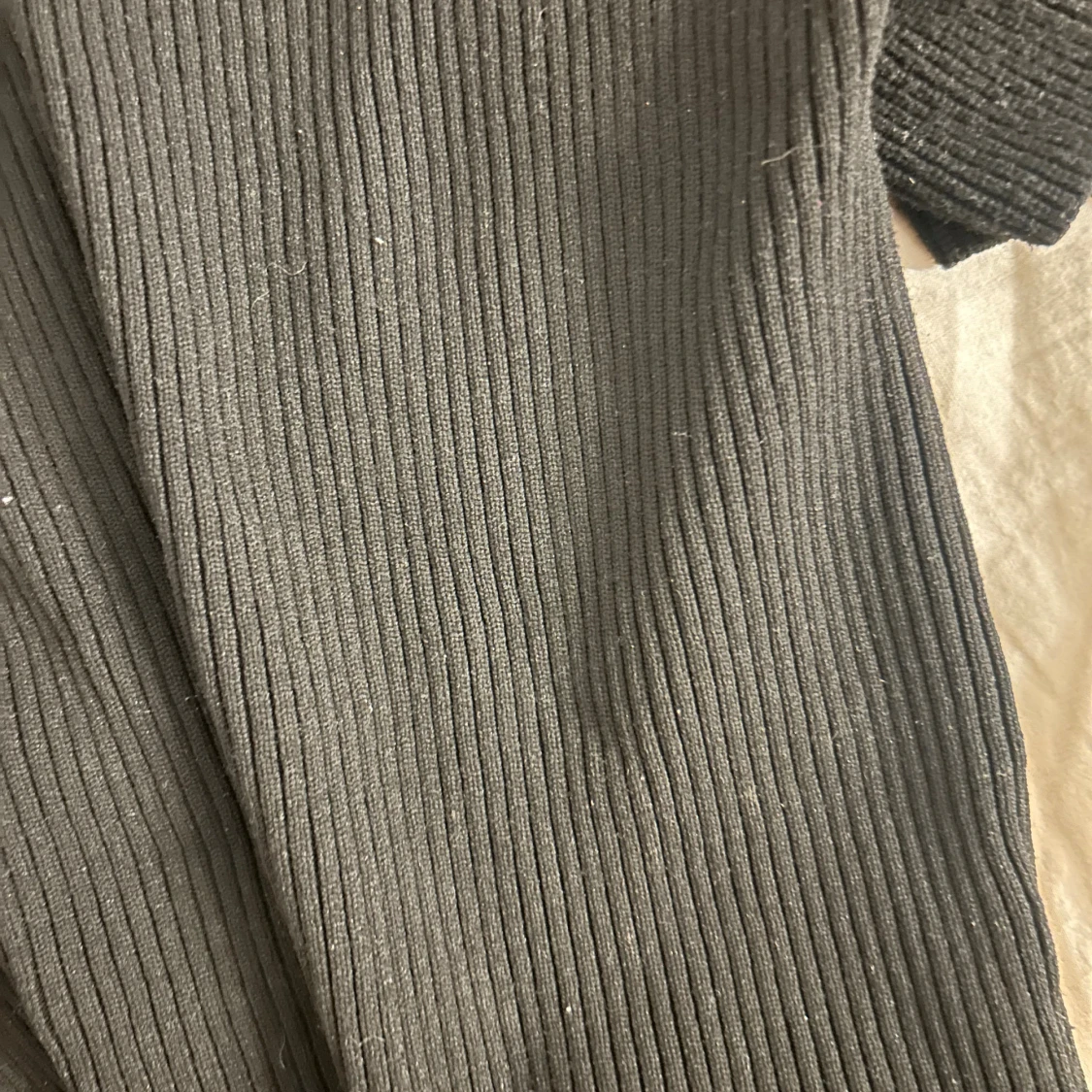 Svart ribbad topp med knyt från ONLY - 1