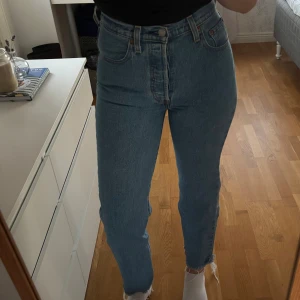 Levi's Ribcage Straight Ankle jeans - Säljer ett par Levi's Ribcage Straight Ankle jeans i klassisk ljusblå tvätt. Hög midja, raka ben och råa kanter nertill för en cool vibe. Jeansen är i 100% bomull och har den ikoniska Levi's-detaljen med röd etikett och läderpatch bak❤️skriv vid frågor🥰