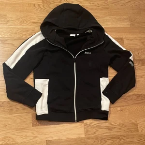 Hugo. Boss zip tröja - En fin zip tröja från hugo boss. Intresserad? Skriv privat. Pris kan diskuteras