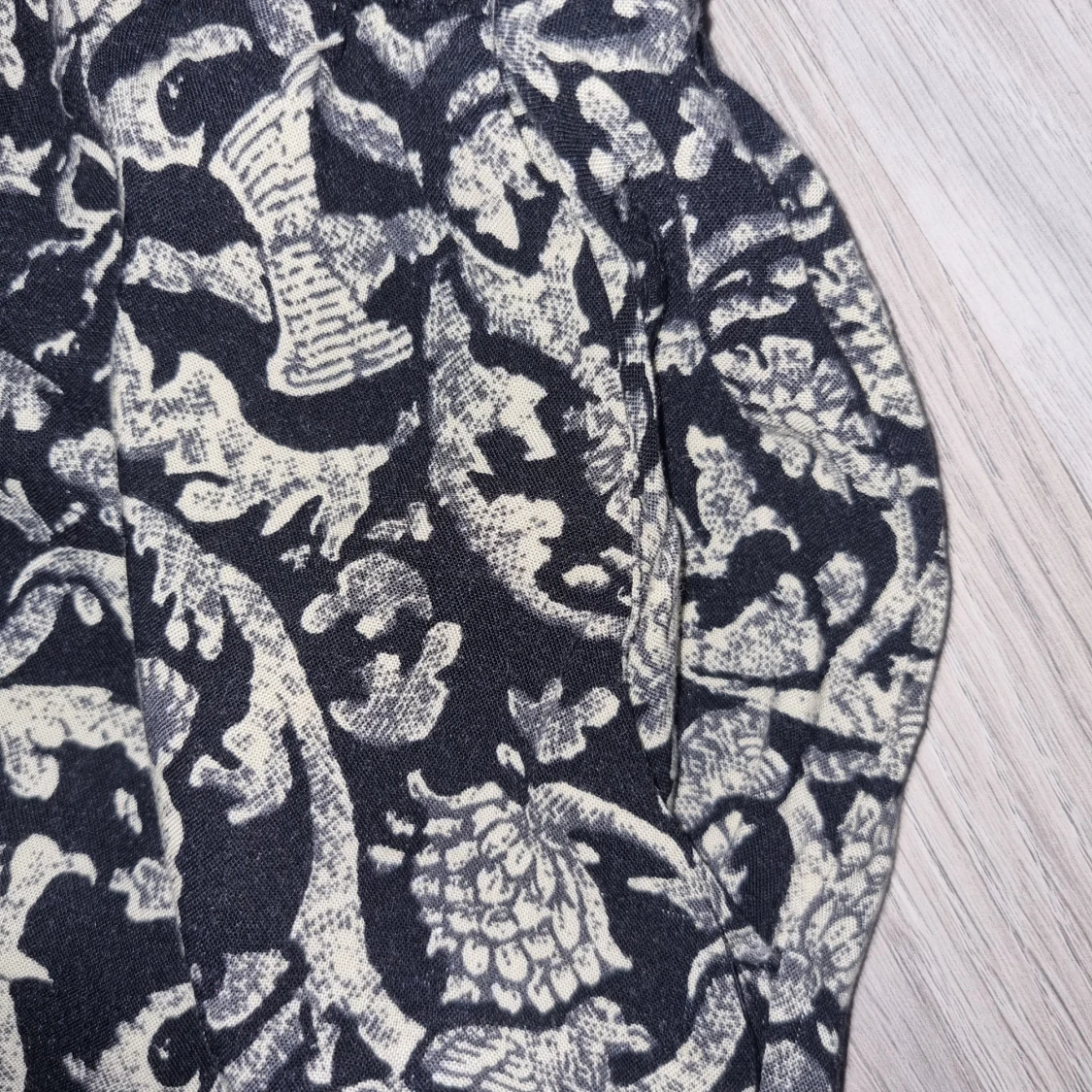 Svarta byxor med blommigt mönster - 3