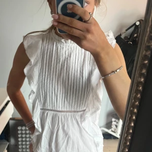 Vit blus💕 - Säljer en söt vit blus med volangdetaljer, från bik bok i storlek xs🥰