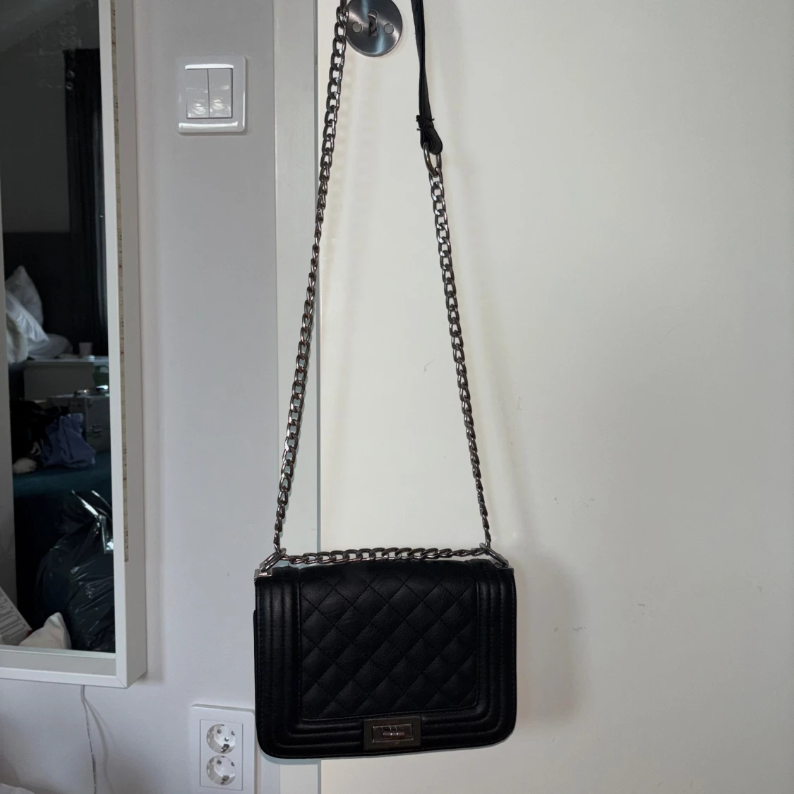 Svart quiltad axelväska med kedja - 1