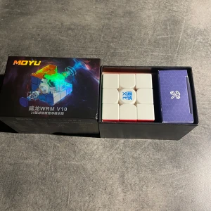 MoYu WeiLong WRM V10 - MoYu WeiLong WRM V10 är en magnetisk speedcube i toppskick, levereras komplett i originalförpackning. Kuben har smidiga rörelser och är perfekt för tävlingsbruk. Inga synliga repor eller skador, ser ut som ny. Perfekt för både nybörjare och proffs.