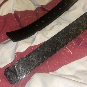 LV Bälte - Svart LV Bälte med silver ”LV” logga fram. Köpte för några veckor sen, ganska oanvänd. Pris kan diskuteras. Box finns! Mer info i DM!