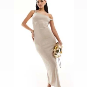 Beige långklänning  - Nyköpt klänning från ASOS - kaiia, helt oanvänd och lappar som tillkom är kvar. Anledning till att jag säljer är för att jag beställde flera klänningar till en förlovning och glömde att returnera varorna. Nypris: 709kr.