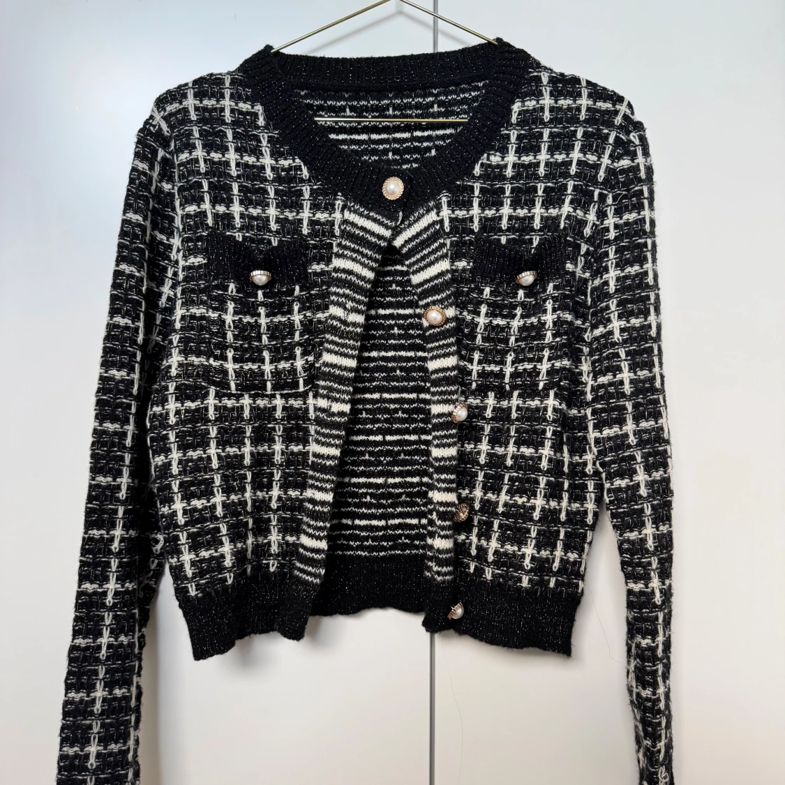 Svartvit rutig kofta med pärlknappar