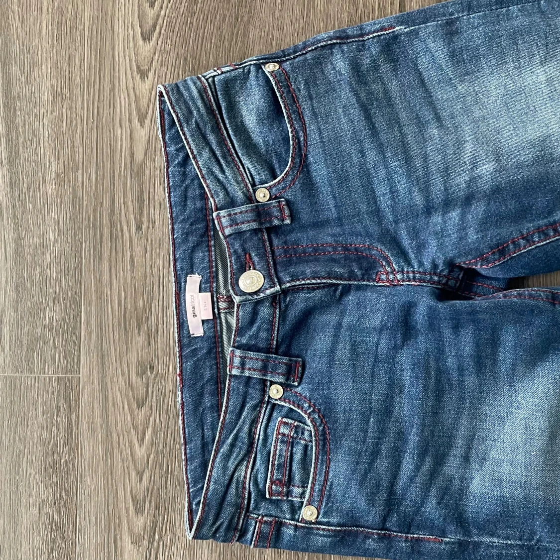 Blå bootcut jeans med röda sömmar - 2