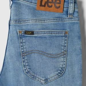 Lågmidjade Blå jeans från Lee bootcut - Snygga lågmidjade blå jeans från Lee med klassisk femficksdesign och utsvängda ben. Jeansen har mellanblå tvätt, Lee-lapp i läder baktill och kontrastsömmar. Tillverkade i slitstarkt denimtyg av bomull. Perfekta för en avslappnad och cool stil. Nypris 1.099kr 