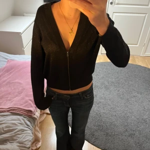 Svart glittrig kofta - Svart glittrig v-ringad kofta från Åhléns, inga synliga defekter