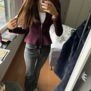 Jätte snygg vinröd kofta från H&M - Säljer en vinröd kofta från H&M med markerad midja och hel dragkedja framtill. Jackan har lång ärm och är tillverkad i ett mjukt, stretchigt material som sitter väldigt snyggt!💗