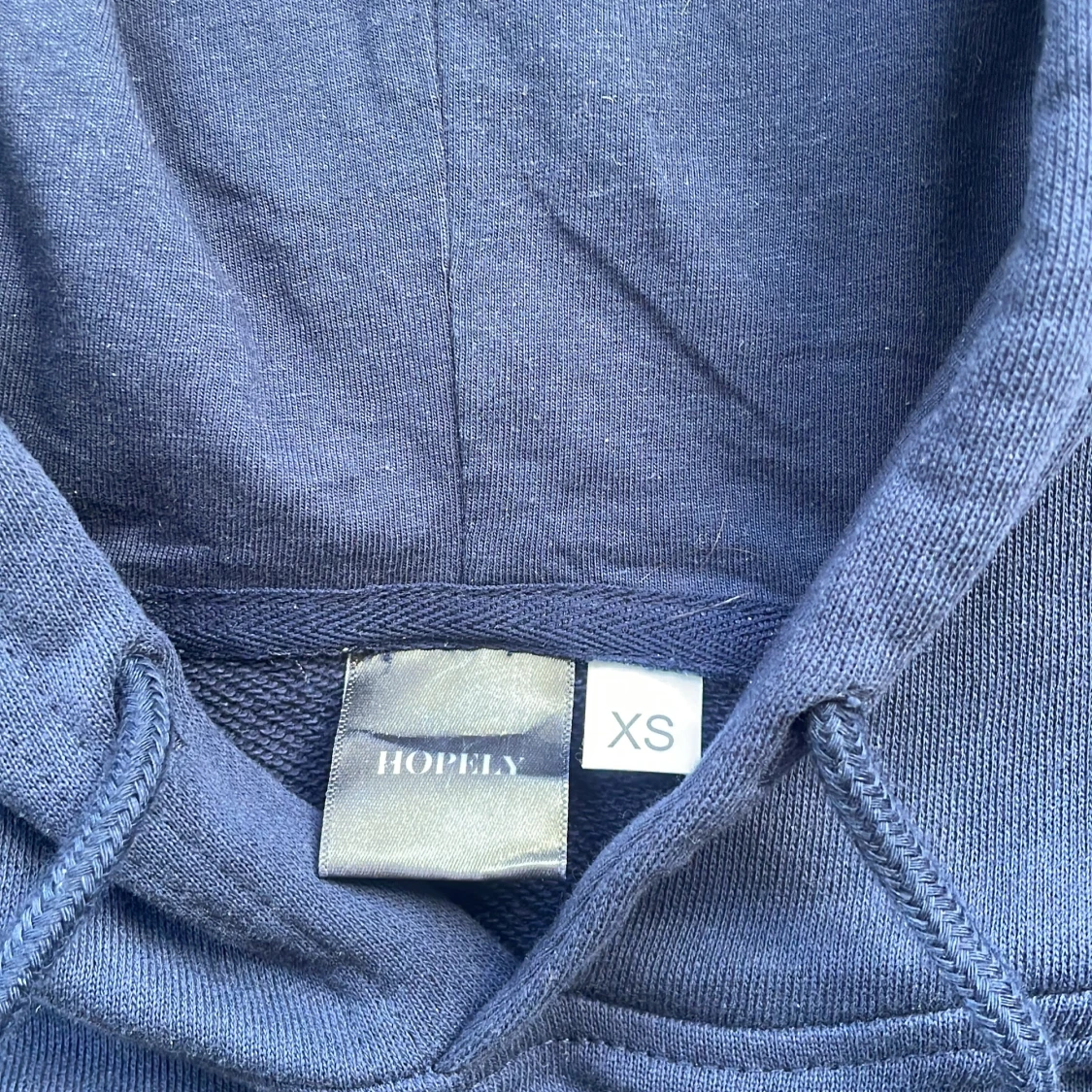 Blå hoodie med tryck från Hopily - 2