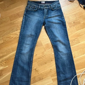 Bootcut jeans - Säljer snygga lågmidjade bootcut jeans de dem är för långa för mig! Snygg tvätt👌🏼 midjemått=40cm rakt över. Längd=104cm. 