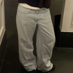 Ljusblå wide jeans från arket  - Säljer ett par ljusblå jeans, dem är lågmidjade och har en baggy passform som ni ser på bilden. modellen är cloud och just denna färgen finns inte i sortimentet längre, aldrig använda då dem inte är min stil ❤️❤️storlek 27