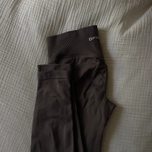  DFYNE tights  - Säljer ett par bruna tights från DFYNE i färgen truffle. Strl: S endast provade 