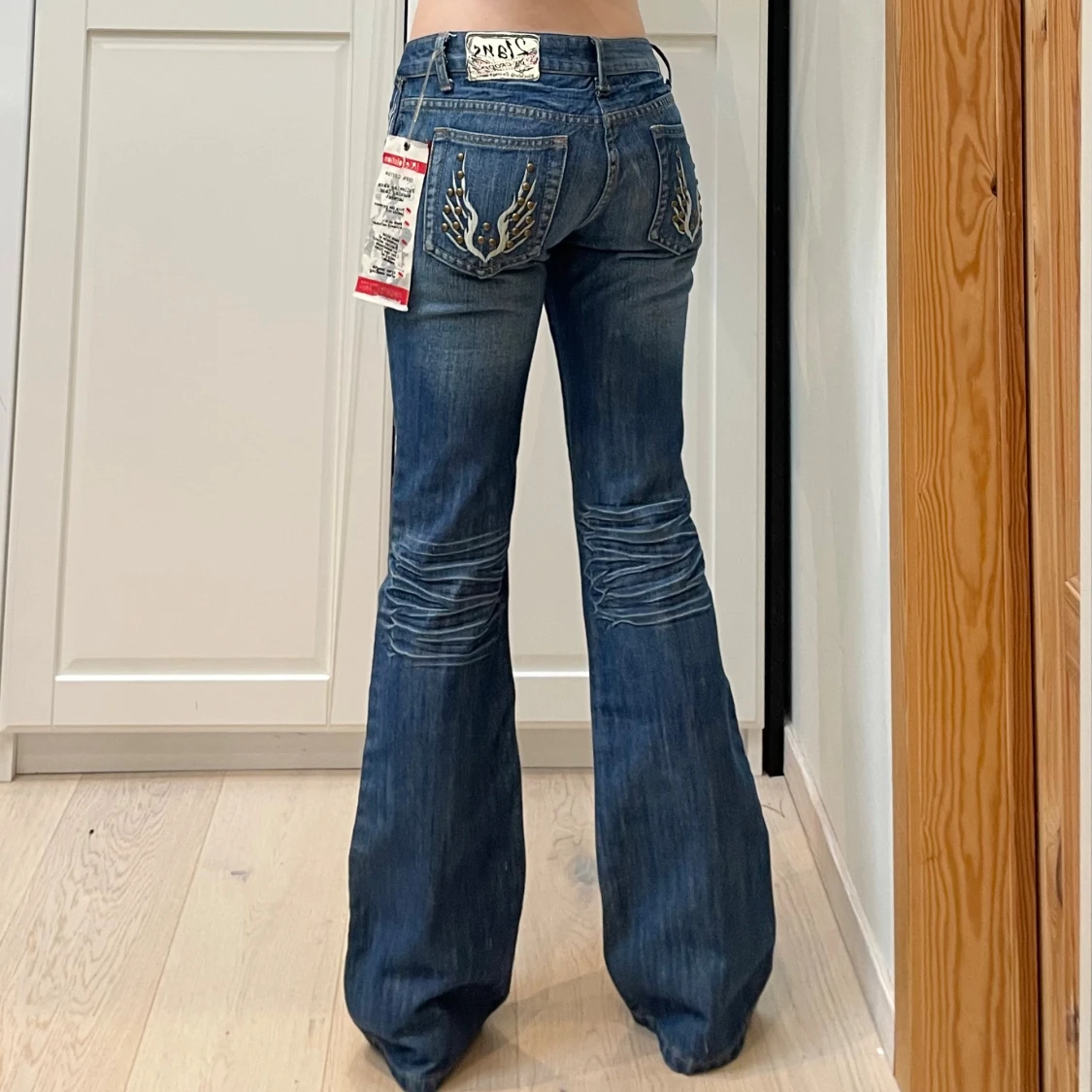 Lågmidjade bootcut jeans med y2k detaljer