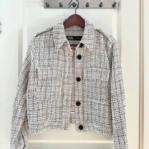 Jacka Zara - Snygg rutig overshirt från Zara i vit och svart med grov struktur. Jackan har stora svarta knappar, två bröstfickor och axelklaffar. 🖤