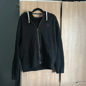 Ralph Lauren hoddie - Säljer en stilrena Ralph luren zip med storlek L. Prutbart vid SNABB affär