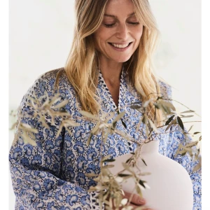 Blå quiltad overshirt med paisleymönster - Quiltad overshirt i bomull med blått paisleymönster och kontrasterande fickor med småblommigt tryck. Jackan har en loose passform, lång ärm och öppen front utan knäppning. Perfekt för lager-på-lager och ger en chill vibe till din outfit.