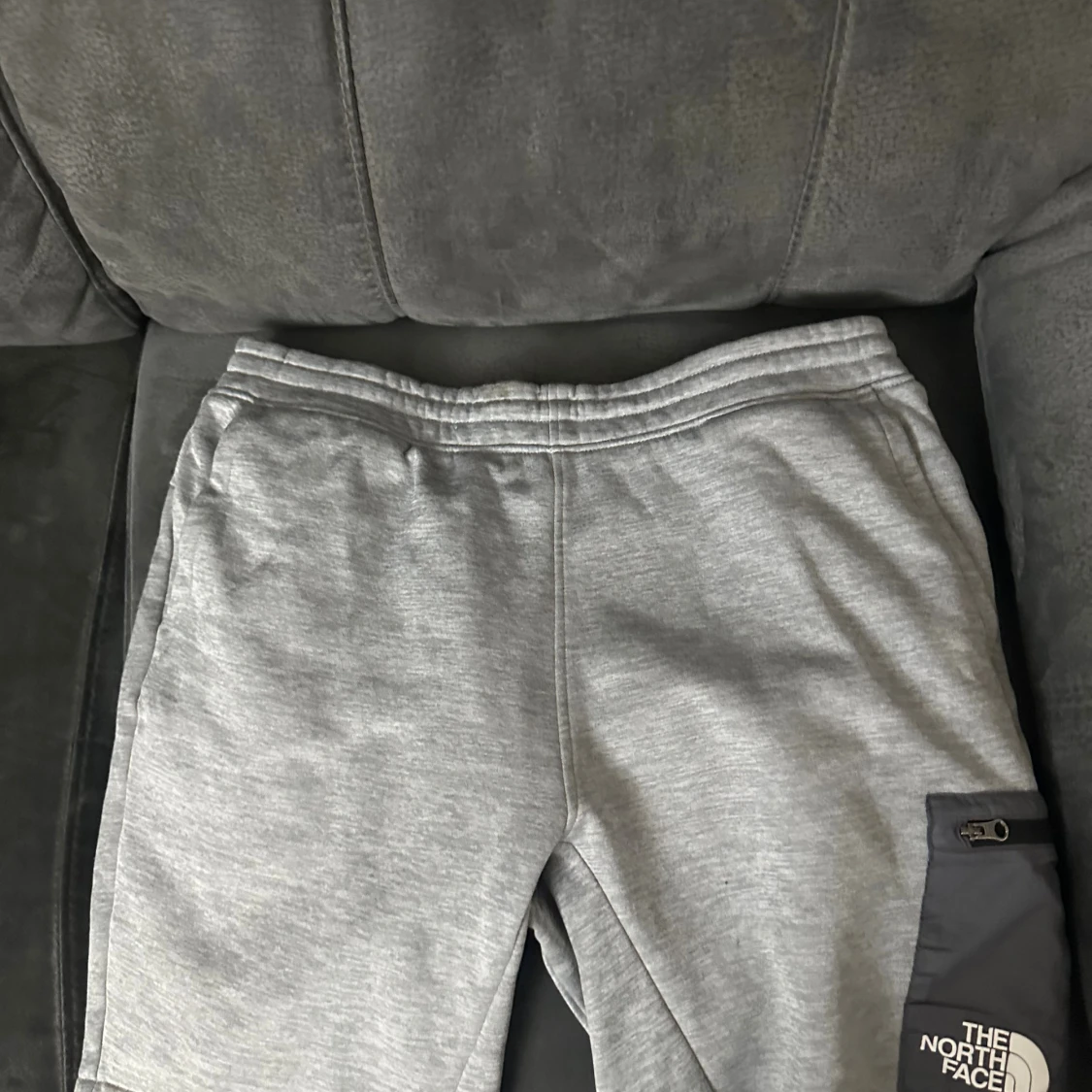 Grå hoodie från The North Face - 2