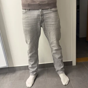 Jeans - Bra skick, köpt för 799, Märke: Jack & Jones, loose/chris, Modellen på bilden bär storlek 30,30 och är 176 cm lång. Skön passform inte för baggy inte för skinny. Kom dm för fler frågor och pris.