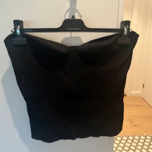 Svart ribbad tubtopp från Lindex - Säljer en svart tubtopp från Lindex i storlek L. Toppen är i ribbad material. Använd ungefär 1-2 gånger. Säljer pga för stor för mig. 