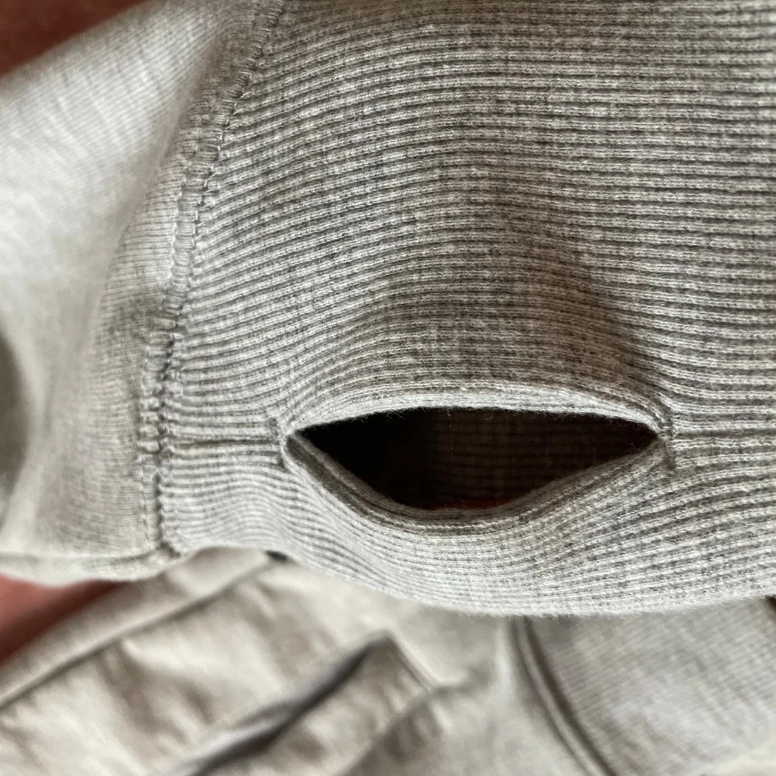 Grå hoodie med dragkedja och tumhål - 1