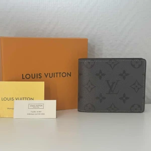 Plånbok - En helt ny plånbok som aldrig är använd, därför är skicket 10/10. Box följer med när man köper. Självklart går priset att diskuteras och om du har några frågor eller om du vill ha bild på något mer så är det bara att skriva.