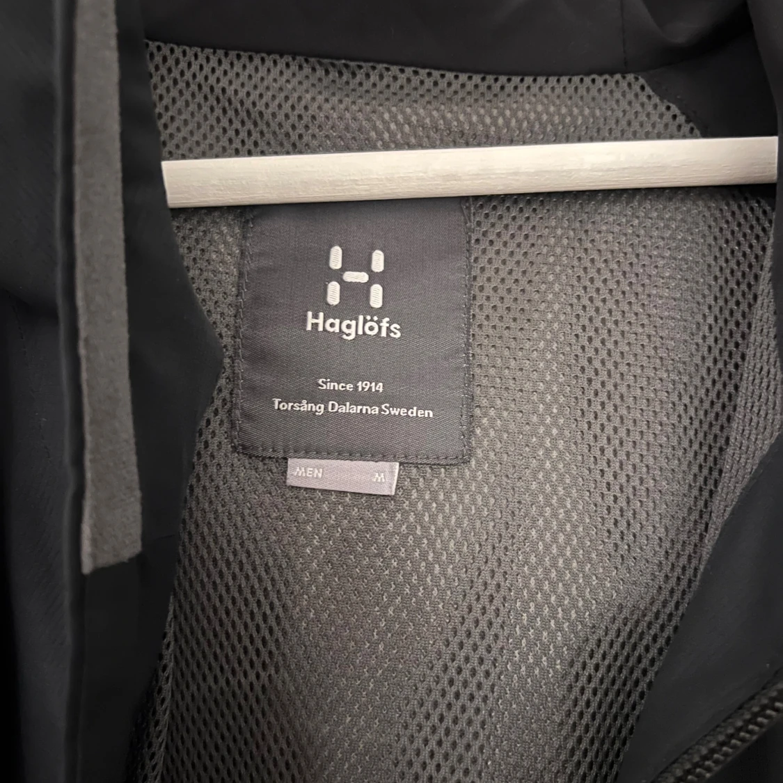 Svart vindjacka från Haglöfs med huva - 4