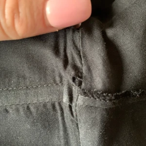 Svarta byxor i bomull - Svarta byxor i mjukt bomullstyg med enkel söm och klassisk passform. Perfekta för dig som gillar en basic look och vill ha något som funkar till det mesta. Snyggt minimalistiska och lätta att matcha med andra plagg.