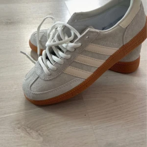 Adidas Spezial sneakers ljusgrå 37 1/3 - Snygga Adidas Spezial sneakers i ljusgrå färg, skorna är sparsamt använda🙌🏼