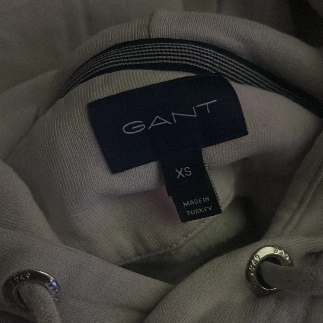 Vit hoodie från GANT med röd logga - 4